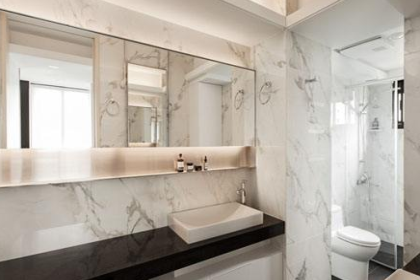 家居卫浴镜子安装实施步骤